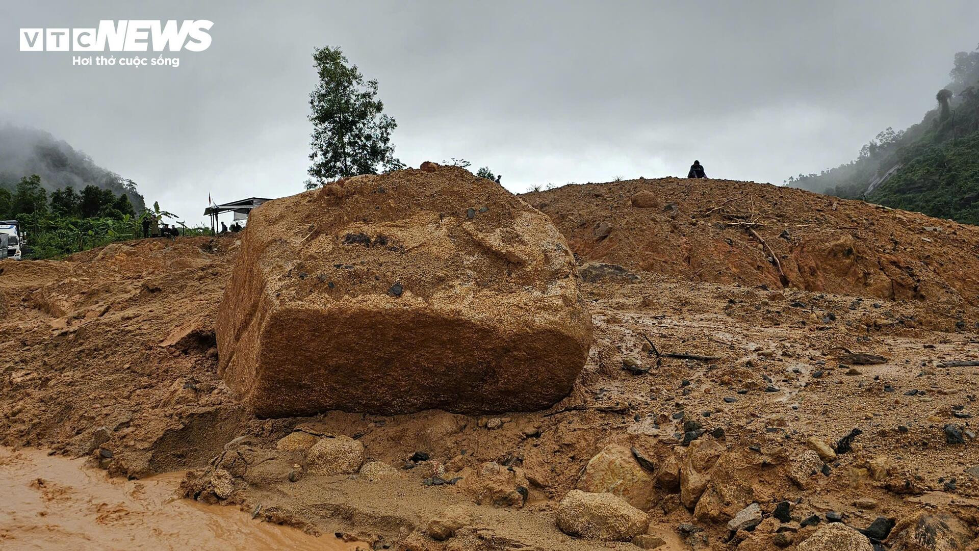 Đèo Khánh Lê gần nơi xe khách bị đất đá đè bẹp tiếp tục sạt lở kinh hoàng- Ảnh 7.