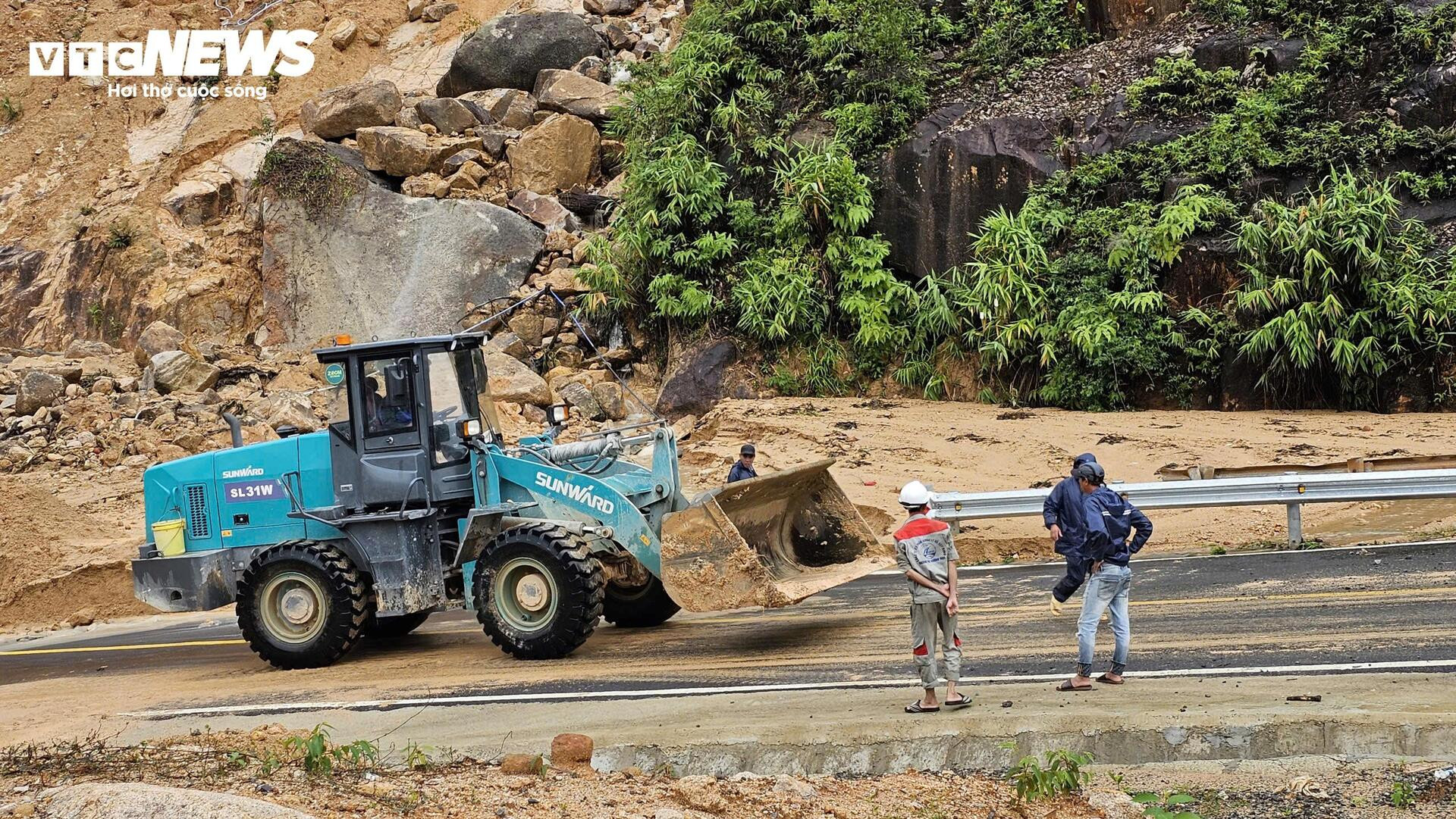 Đèo Khánh Lê gần nơi xe khách bị đất đá đè bẹp tiếp tục sạt lở kinh hoàng- Ảnh 8.
