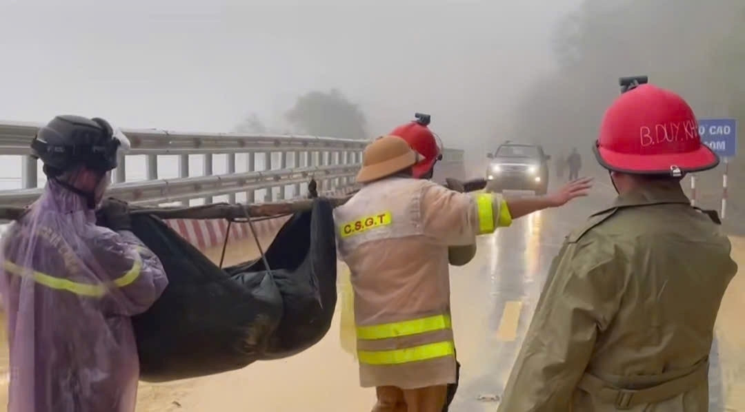 Đèo Khánh Lê gần nơi xe khách bị đất đá đè bẹp tiếp tục sạt lở kinh hoàng- Ảnh 3.