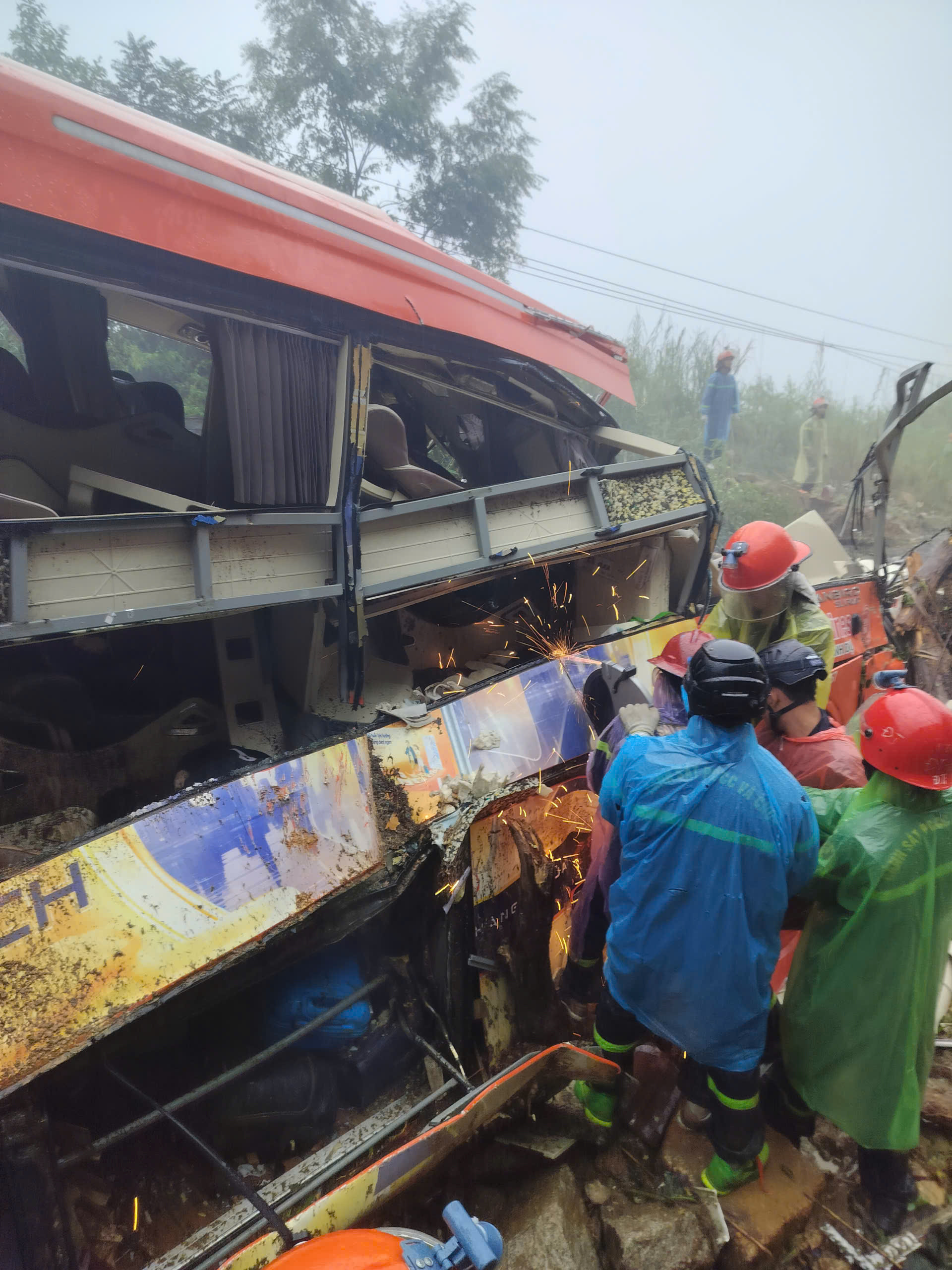 Đèo Khánh Lê gần nơi xe khách bị đất đá đè bẹp tiếp tục sạt lở kinh hoàng- Ảnh 4.