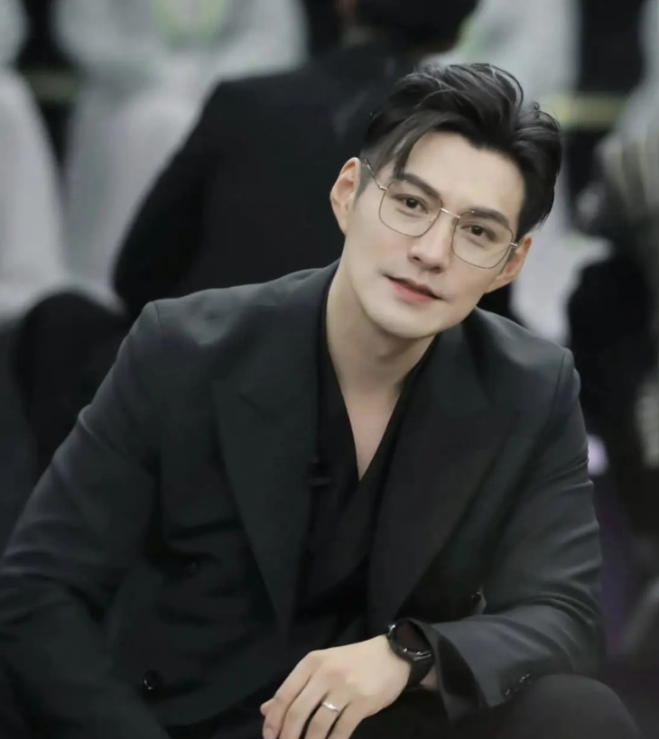 Nam tài tử điển trai Nghiêm Khoan dạy con kiểu gì mà khiến vợ khóc lóc, van xin trước bao người?- Ảnh 1. Nam tài tử điển trai Nghiêm Khoan dạy con kiểu gì mà khiến vợ khóc lóc, van xin trước bao người?- Ảnh 1.