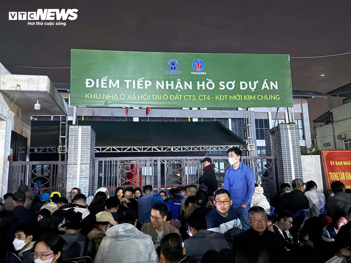 Vật vã thức xuyên đêm chờ nộp hồ sơ mua nhà xã hội ở Hà Nội- Ảnh 3.