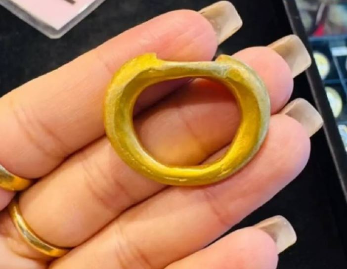 Mang chiếc nhẫn cổ đi kiểm tra, cô gái sốc nặng khi biết giá trị- Ảnh 1.