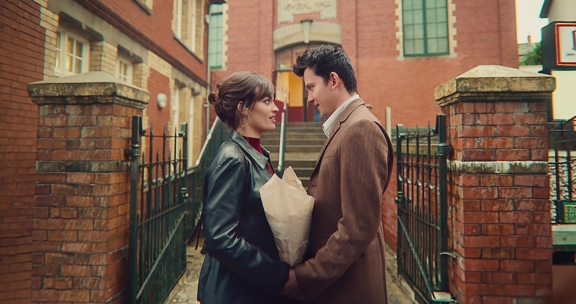 Bí mật đằng sau cảnh nóng phim Sex Education: Dàn diễn viên phải cùng nhau làm 1 điều trước khi quay- Ảnh 2. Bí mật đằng sau cảnh nóng phim Sex Education: Dàn diễn viên phải cùng nhau làm 1 điều trước khi quay- Ảnh 2.