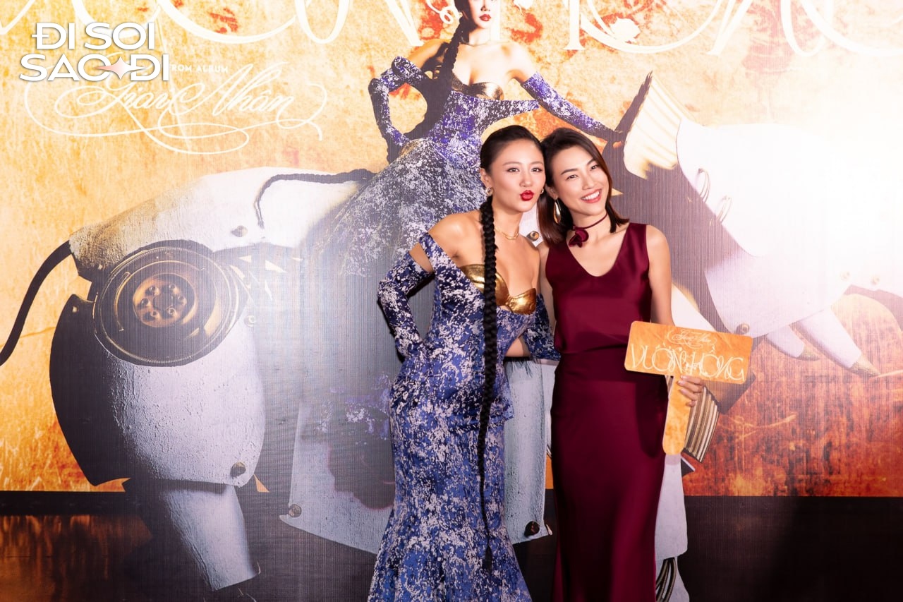 HOT: Chi Pu lại có màn "lò vi sóng" cực đỉnh với Văn Mai Hương dưới sự chứng kiến của cả nửa showbiz!- Ảnh 12. HOT: Chi Pu lại có màn "lò vi sóng" cực đỉnh với Văn Mai Hương dưới sự chứng kiến của cả nửa showbiz!- Ảnh 12.