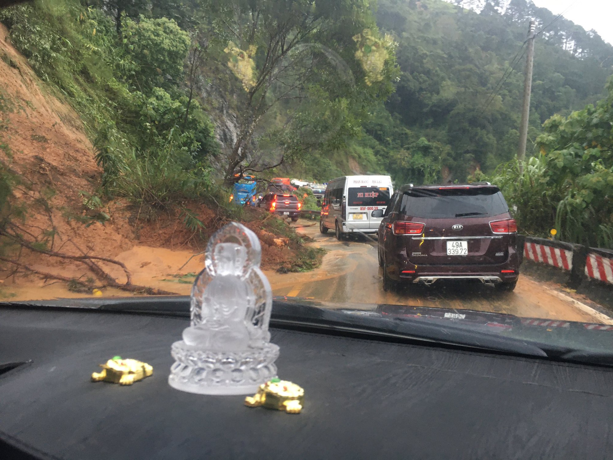 Kh&aacute;nh H&ograve;a: Sạt lở nghi&ecirc;m trọng tr&ecirc;n đ&egrave;o Kh&aacute;nh L&ecirc; v&agrave; Kh&aacute;nh Sơn, &iacute;t nhất 6 người chết- Ảnh 8.