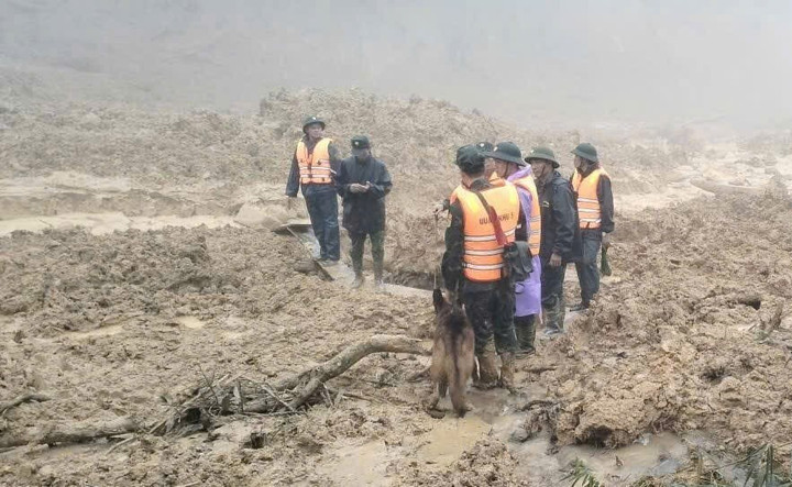 Toàn cảnh vụ sạt lở núi kinh hoàng ở Đà Nẵng khiến 3 người mất tích- Ảnh 13.