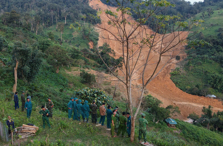 Toàn cảnh vụ sạt lở núi kinh hoàng ở Đà Nẵng khiến 3 người mất tích- Ảnh 7.
