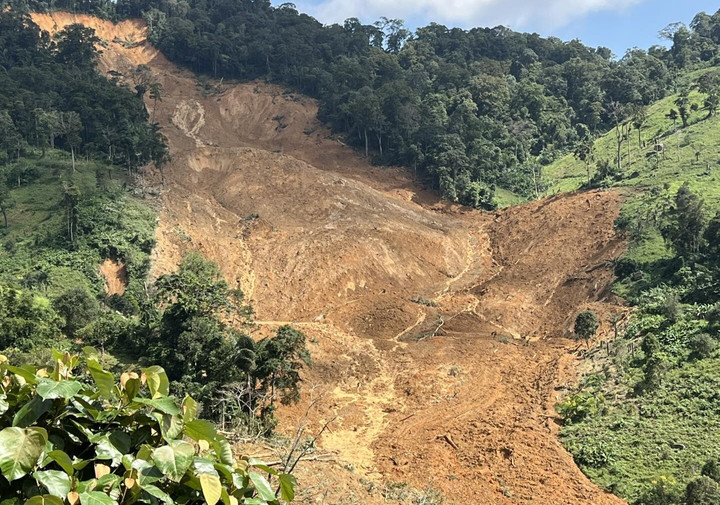 Toàn cảnh vụ sạt lở núi kinh hoàng ở Đà Nẵng khiến 3 người mất tích- Ảnh 1.