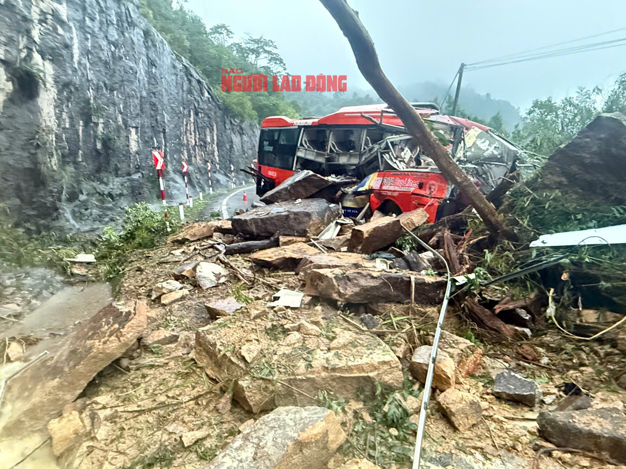 Vụ sạt lở đèo làm 6 người chết, 19 người bị thương: Thủ tướng chỉ đạo khẩn trương cứu hộ, cứu nạn- Ảnh 1. Vụ sạt lở đèo làm 6 người chết, 19 người bị thương: Thủ tướng chỉ đạo khẩn trương cứu hộ, cứu nạn- Ảnh 1.