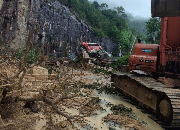 Sạt lở đè bẹp xe khách tại đèo Khánh Lê: Đưa 2 thi thể cuối cùng ra khỏi xe- Ảnh 1.