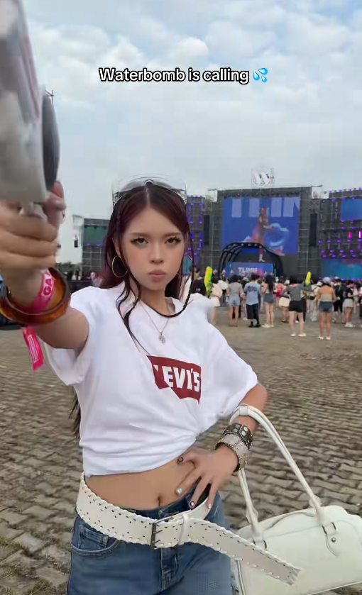 Loạt ảnh nóng bỏng xâm chiếm cõi mạng chỉ sau 1 đêm của loạt TikToker, gái xinh nổi tiếng- Ảnh 13. Loạt ảnh nóng bỏng xâm chiếm cõi mạng chỉ sau 1 đêm của loạt TikToker, gái xinh nổi tiếng- Ảnh 13.