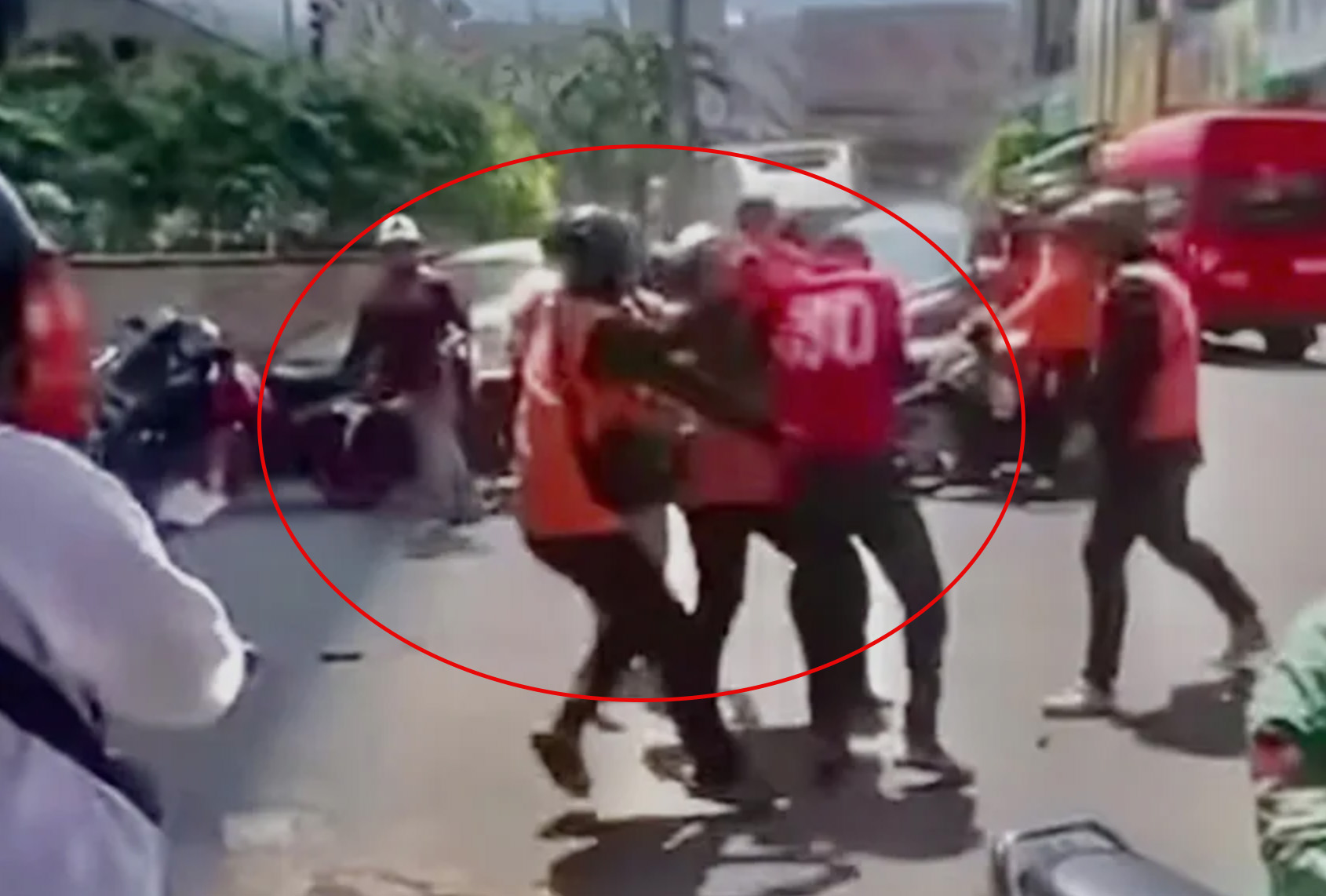 Nam shipper bị nhóm đồng nghiệp lao vào đánh giữa đường: Nguồn cơn bất ngờ- Ảnh 1. Nam shipper bị nhóm đồng nghiệp lao vào đánh giữa đường: Nguồn cơn bất ngờ- Ảnh 1.