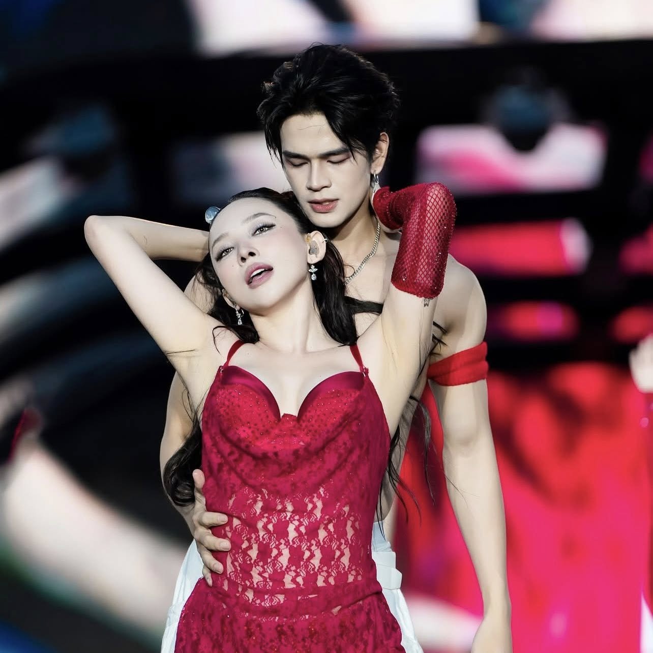 Tóc Tiên, Chi Pu "chặt đẹp" cả dàn sao Hàn, nhìn đâu cũng thấy đường cong săn chắc nhờ có loạt "vũ khí" không cần e dè ăn uống- Ảnh 3.