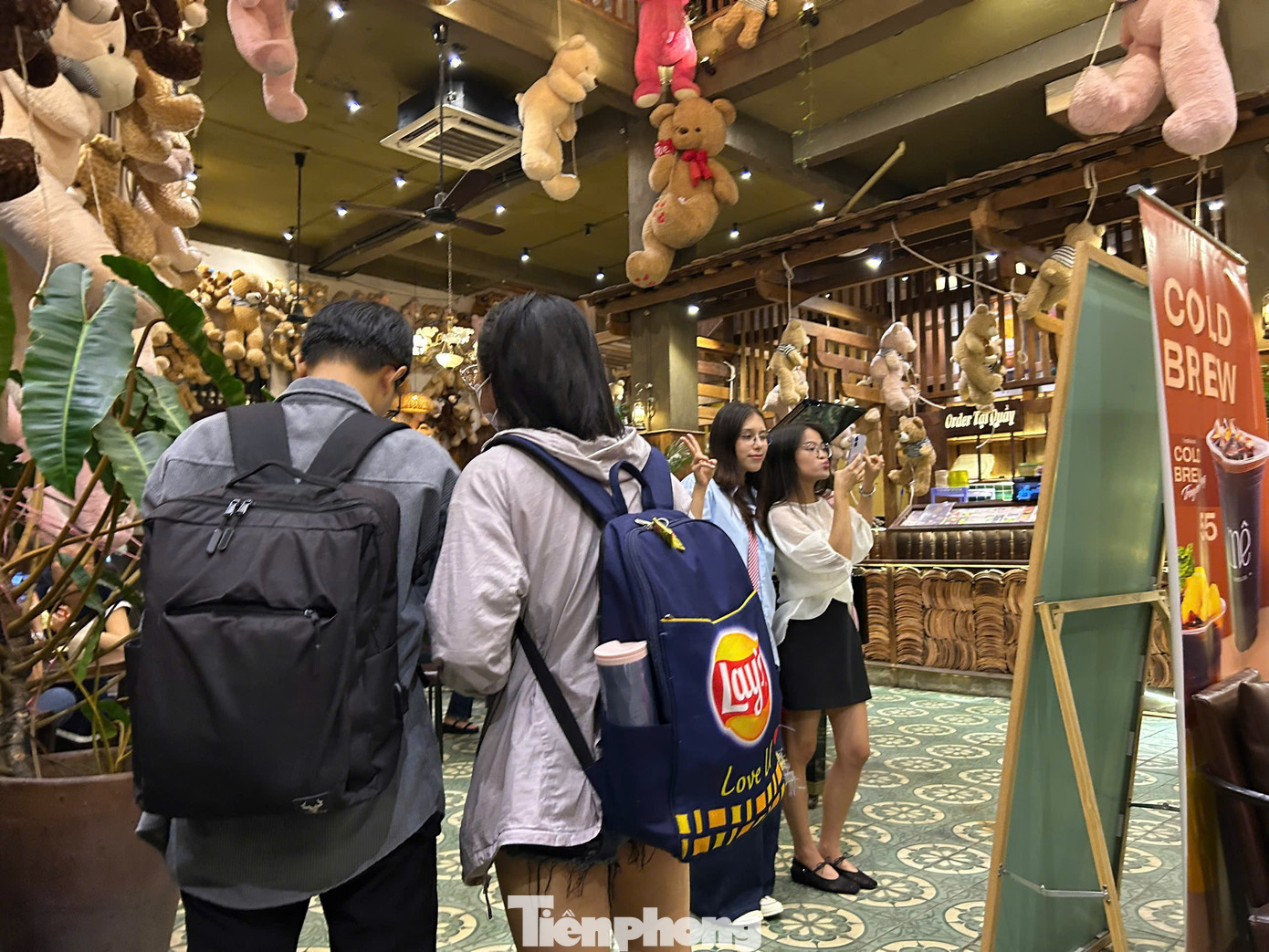 Đường phố TPHCM rộn ràng không khí Giáng sinh- Ảnh 15.