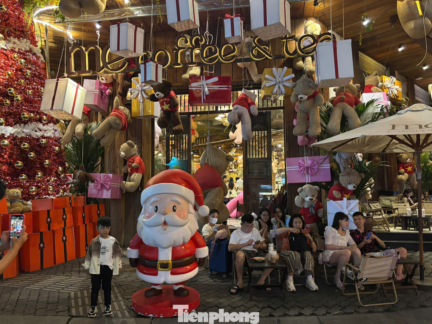 Đường phố TPHCM rộn ràng không khí Giáng sinh- Ảnh 12.