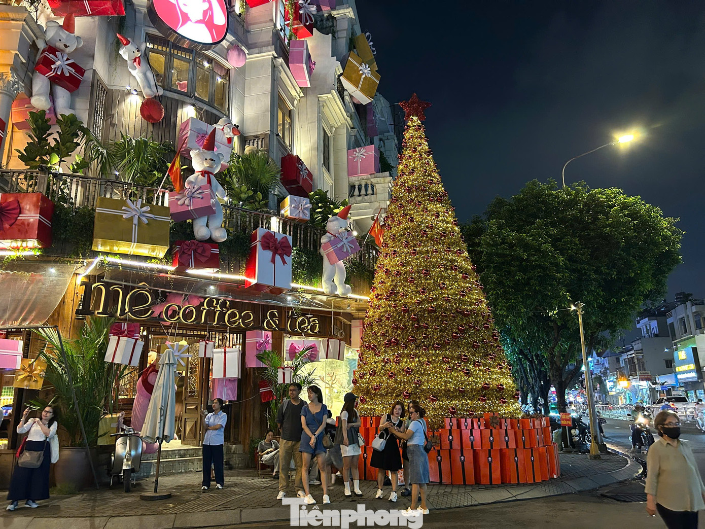 Đường phố TPHCM rộn ràng không khí Giáng sinh- Ảnh 10.