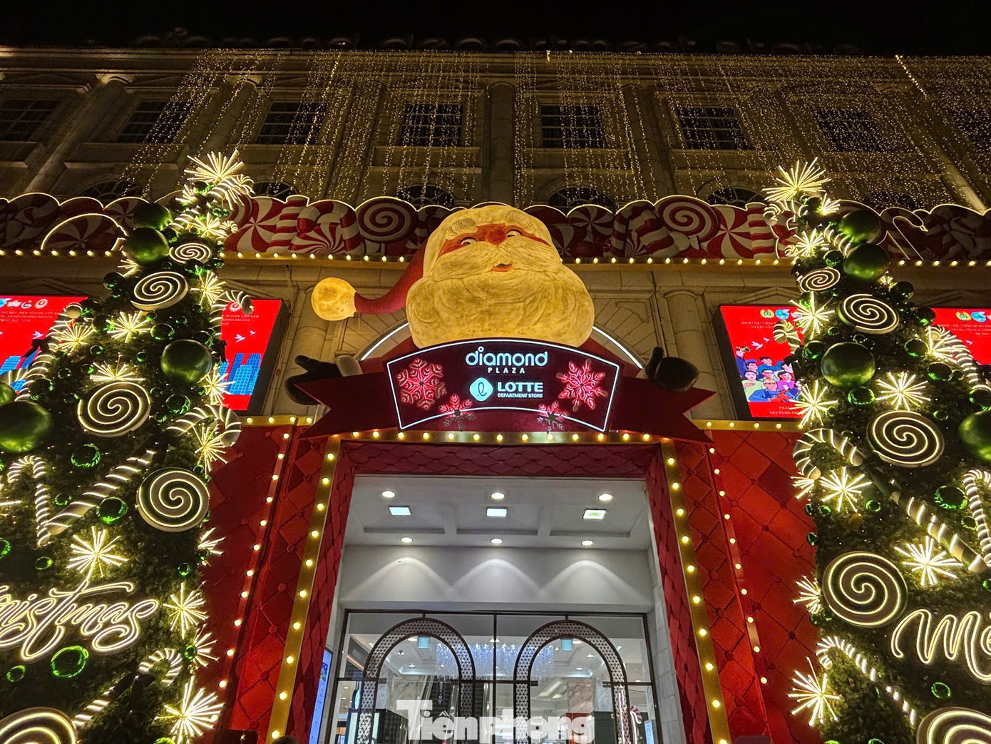 Đường phố TPHCM rộn ràng không khí Giáng sinh- Ảnh 6.