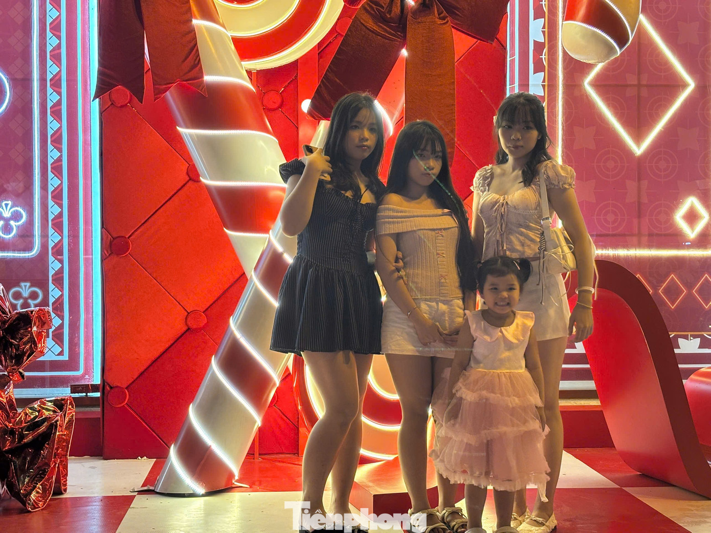 Đường phố TPHCM rộn ràng không khí Giáng sinh- Ảnh 7.