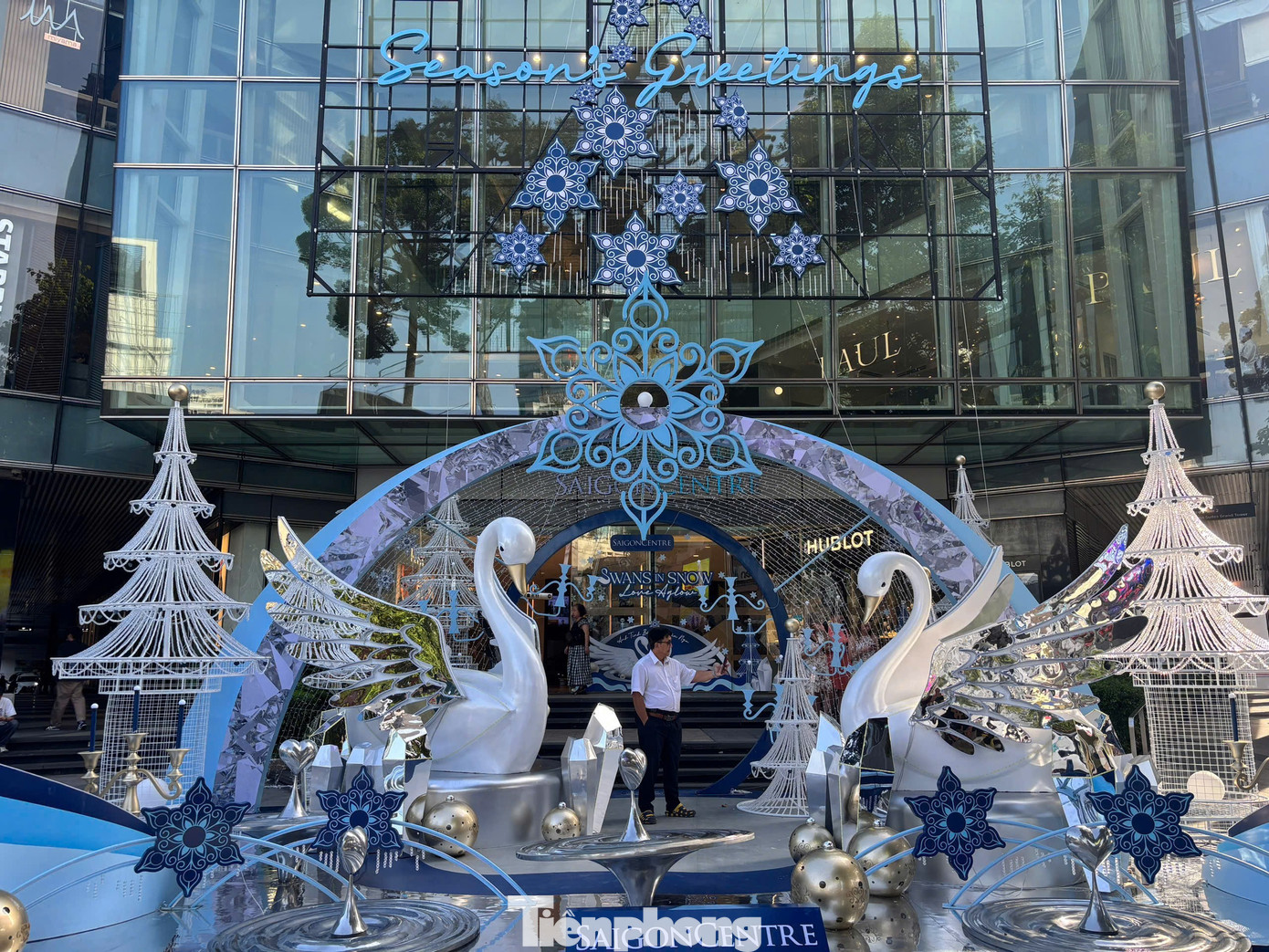 Đường phố TPHCM rộn ràng không khí Giáng sinh- Ảnh 8.