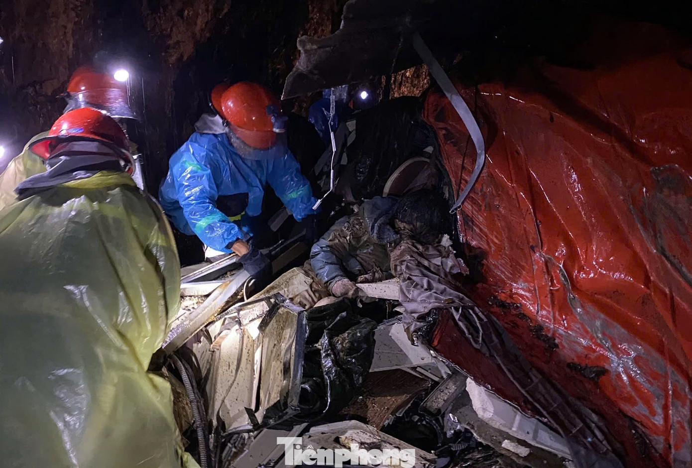 Vụ sạt lở vùi xe khách khiến 22 người thương vong: Cứu hộ phải đi bộ ven rừng tiếp cận- Ảnh 1.