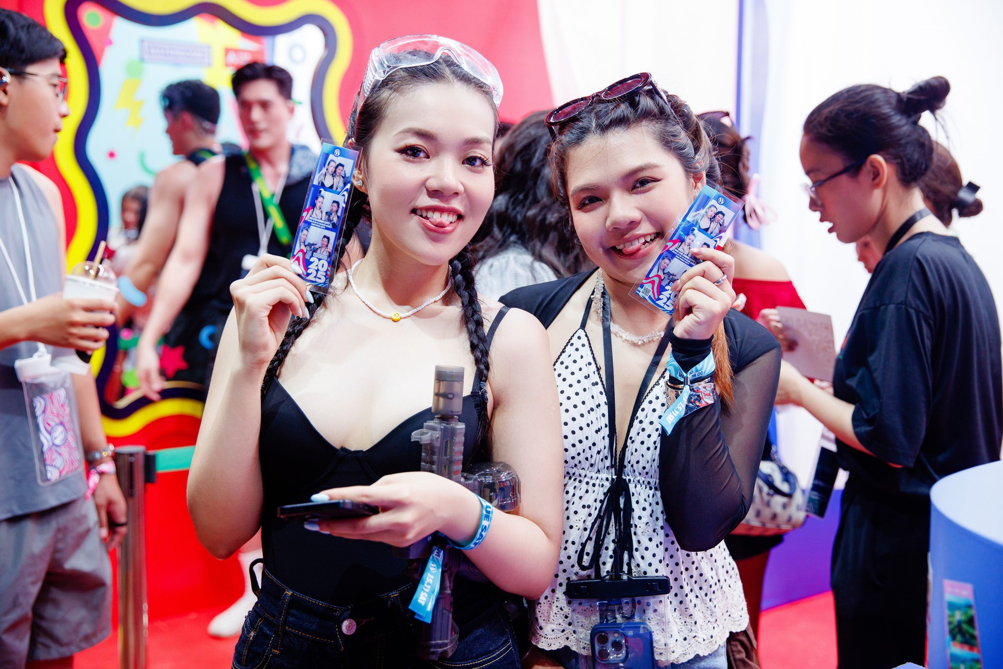 Bí kíp 'làm giàu' kỷ niệm tại WATERBOMB: Check-in KAM Booth, ảnh đẹp lấy ngay và phần thưởng giá trị không thể bỏ lỡ!- Ảnh 4. Bí kíp 'làm giàu' kỷ niệm tại WATERBOMB: Check-in KAM Booth, ảnh đẹp lấy ngay và phần thưởng giá trị không thể bỏ lỡ!- Ảnh 4.
