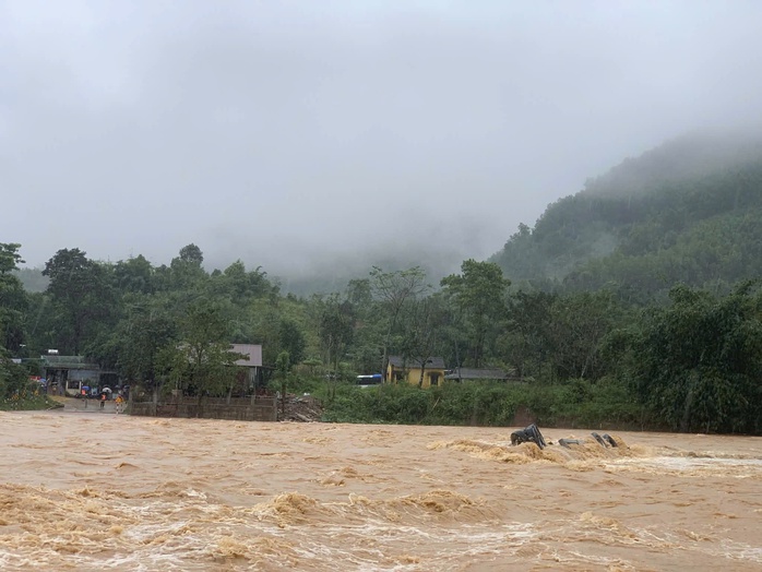 Mưa lũ lớn ở miền Trung khiến 12 người chết và mất tích- Ảnh 1. Mưa lũ lớn ở miền Trung khiến 12 người chết và mất tích- Ảnh 1.
