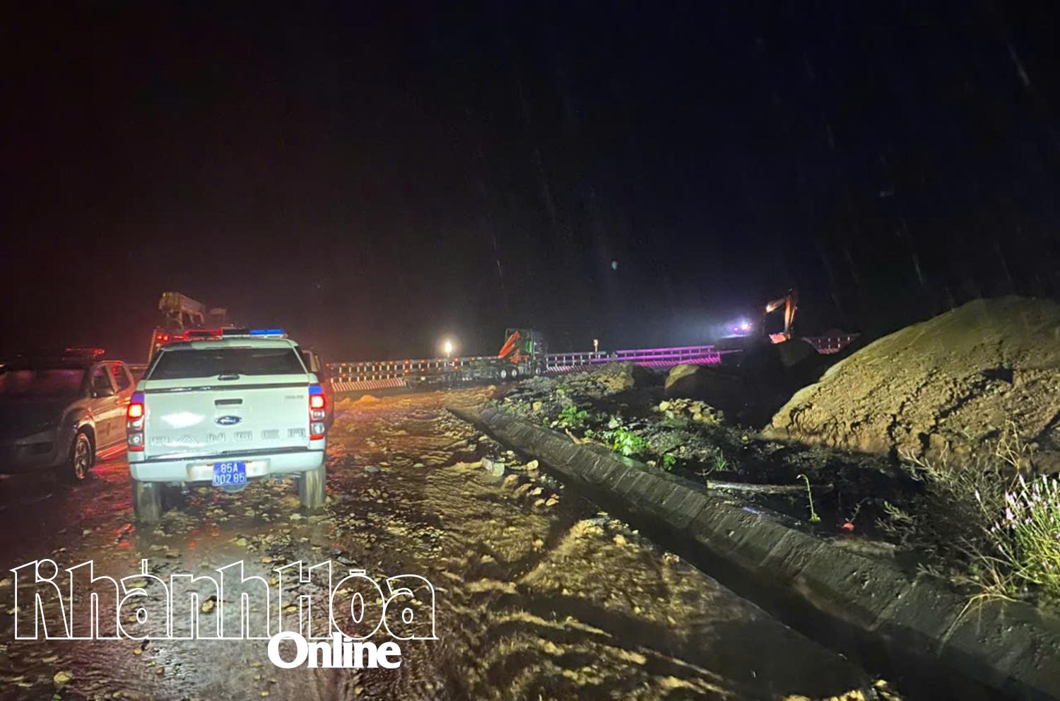 Cận cảnh hiện trường vụ sạt lở đèo Khánh Lê khiến 6 người thiệt mạng- Ảnh 15. Cận cảnh hiện trường vụ sạt lở đèo Khánh Lê khiến 6 người thiệt mạng- Ảnh 15.