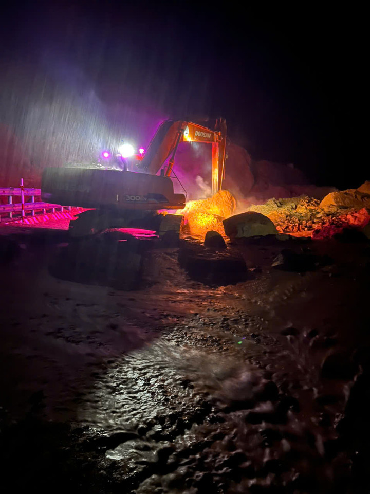 Sạt lở trên đèo Khánh Lê vùi lấp xe khách, ít nhất 6 người tử vong- Ảnh 2.