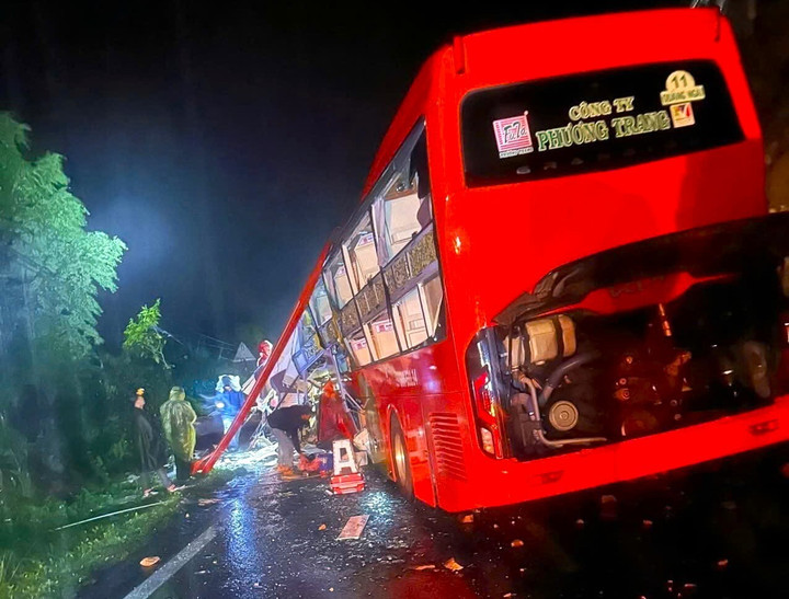 Sạt lở trên đèo Khánh Lê vùi lấp xe khách, ít nhất 6 người tử vong- Ảnh 1.