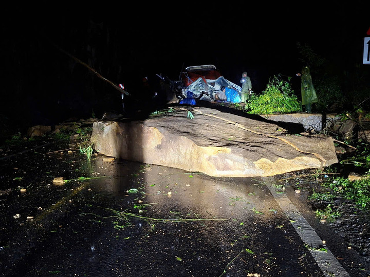 Sạt lở trên đèo Khánh Lê vùi lấp xe khách, ít nhất 6 người tử vong- Ảnh 4.