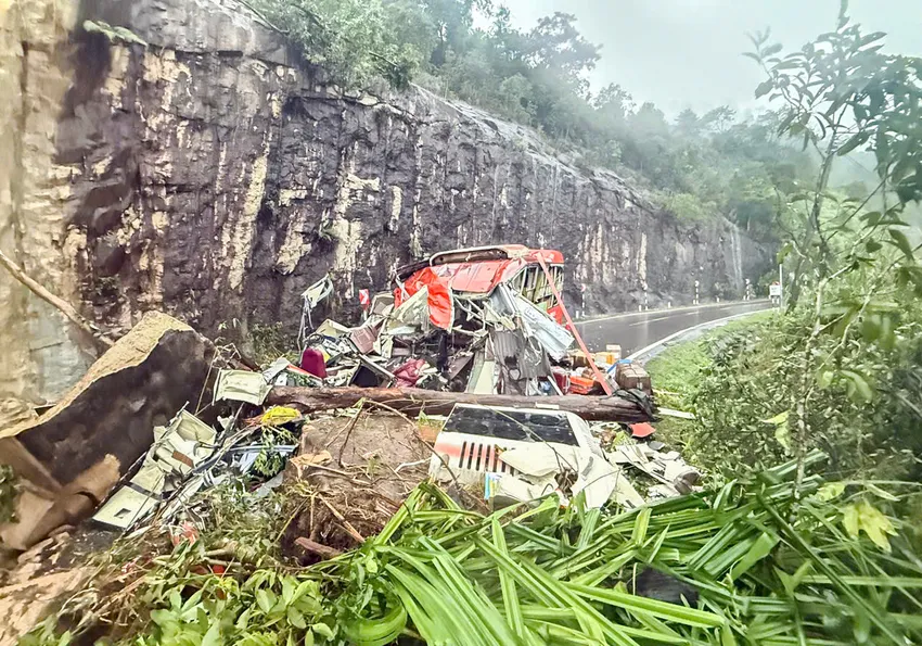 Cận cảnh hiện trường vụ sạt lở đèo Khánh Lê khiến 6 người thiệt mạng- Ảnh 4. Cận cảnh hiện trường vụ sạt lở đèo Khánh Lê khiến 6 người thiệt mạng- Ảnh 4.