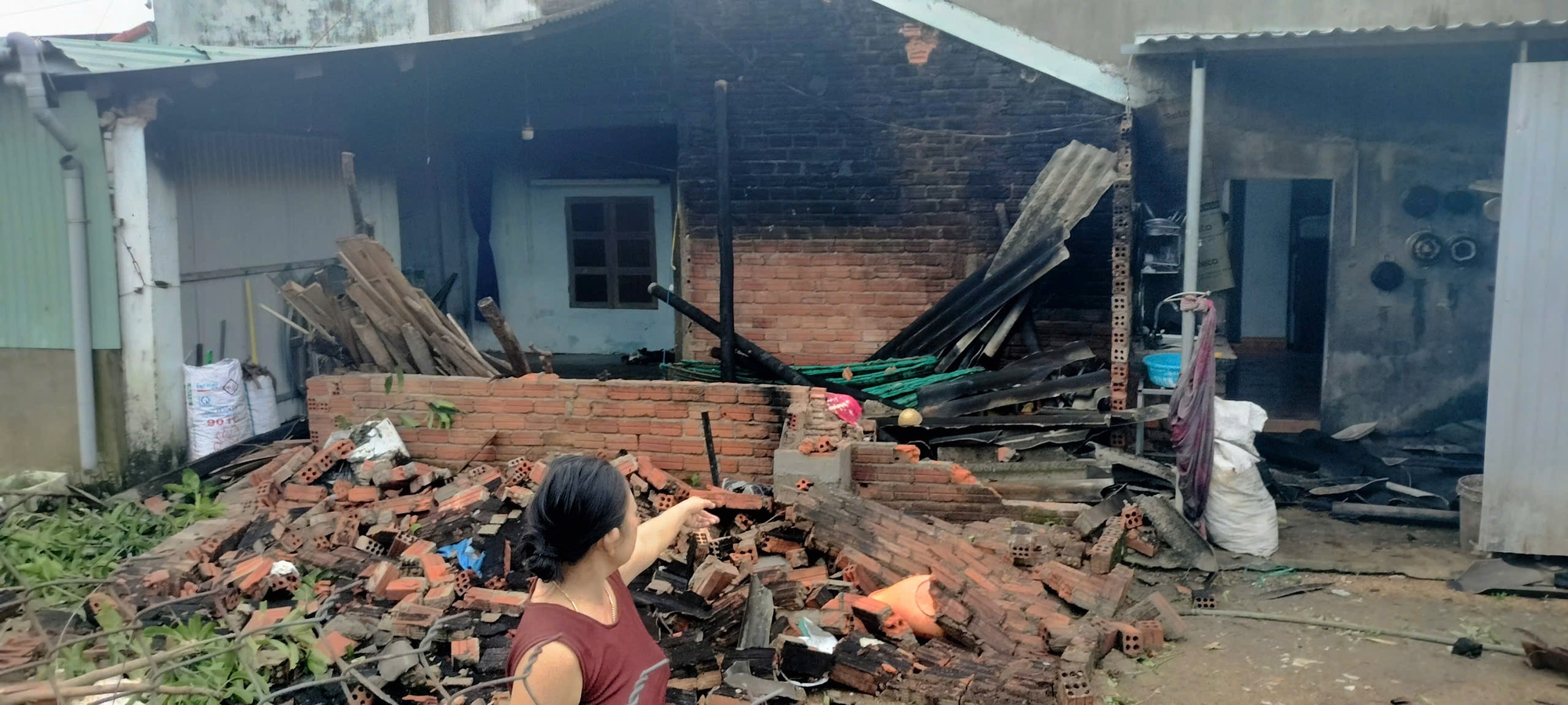 Lốc xoáy ở Đà Nẵng khiến hàng chục nhà tốc mái, 4 người bị thương- Ảnh 10. Lốc xoáy ở Đà Nẵng khiến hàng chục nhà tốc mái, 4 người bị thương- Ảnh 10.