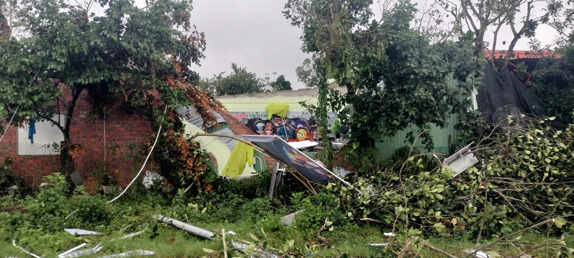 Lốc xoáy ở Đà Nẵng khiến hàng chục nhà tốc mái, 4 người bị thương- Ảnh 9. Lốc xoáy ở Đà Nẵng khiến hàng chục nhà tốc mái, 4 người bị thương- Ảnh 9.