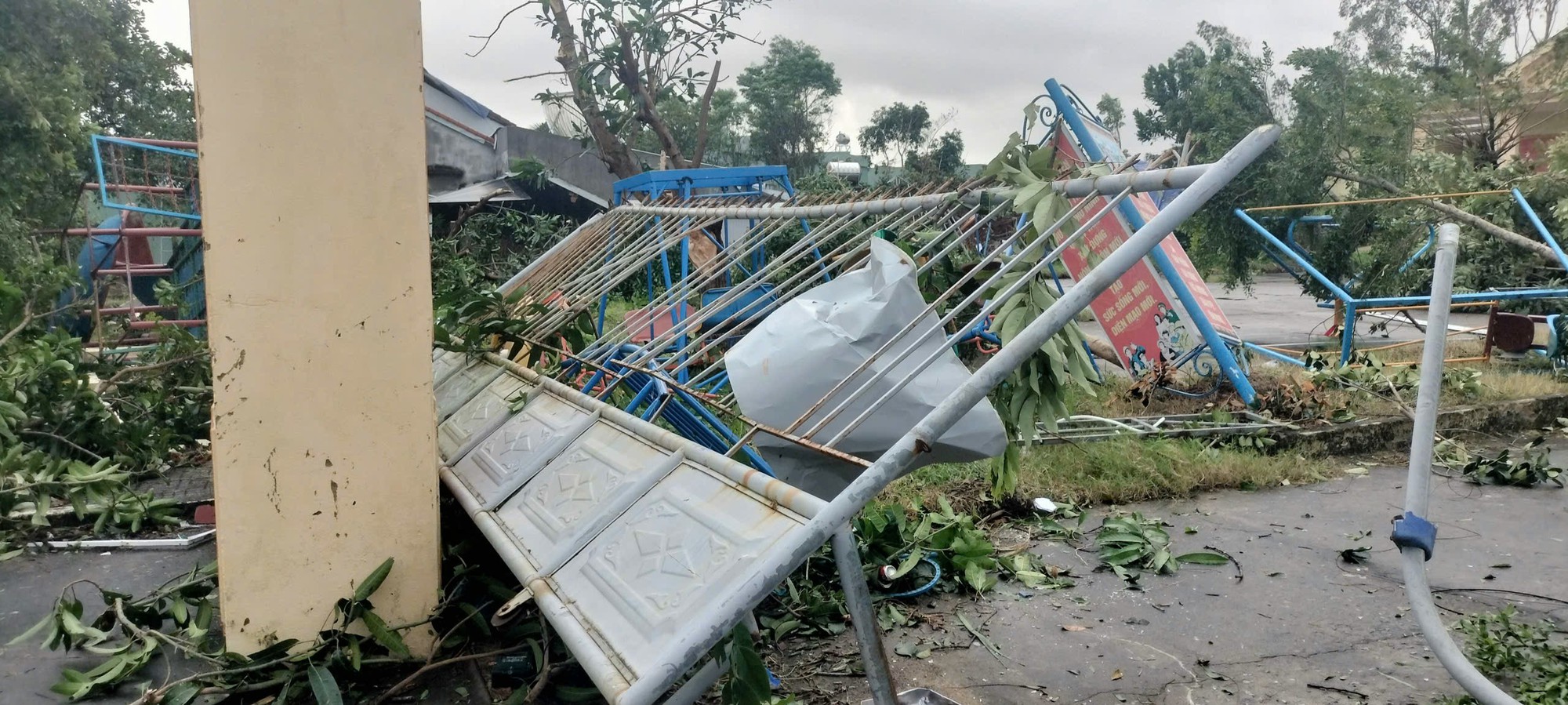 Lốc xoáy ở Đà Nẵng khiến hàng chục nhà tốc mái, 4 người bị thương- Ảnh 8. Lốc xoáy ở Đà Nẵng khiến hàng chục nhà tốc mái, 4 người bị thương- Ảnh 8.