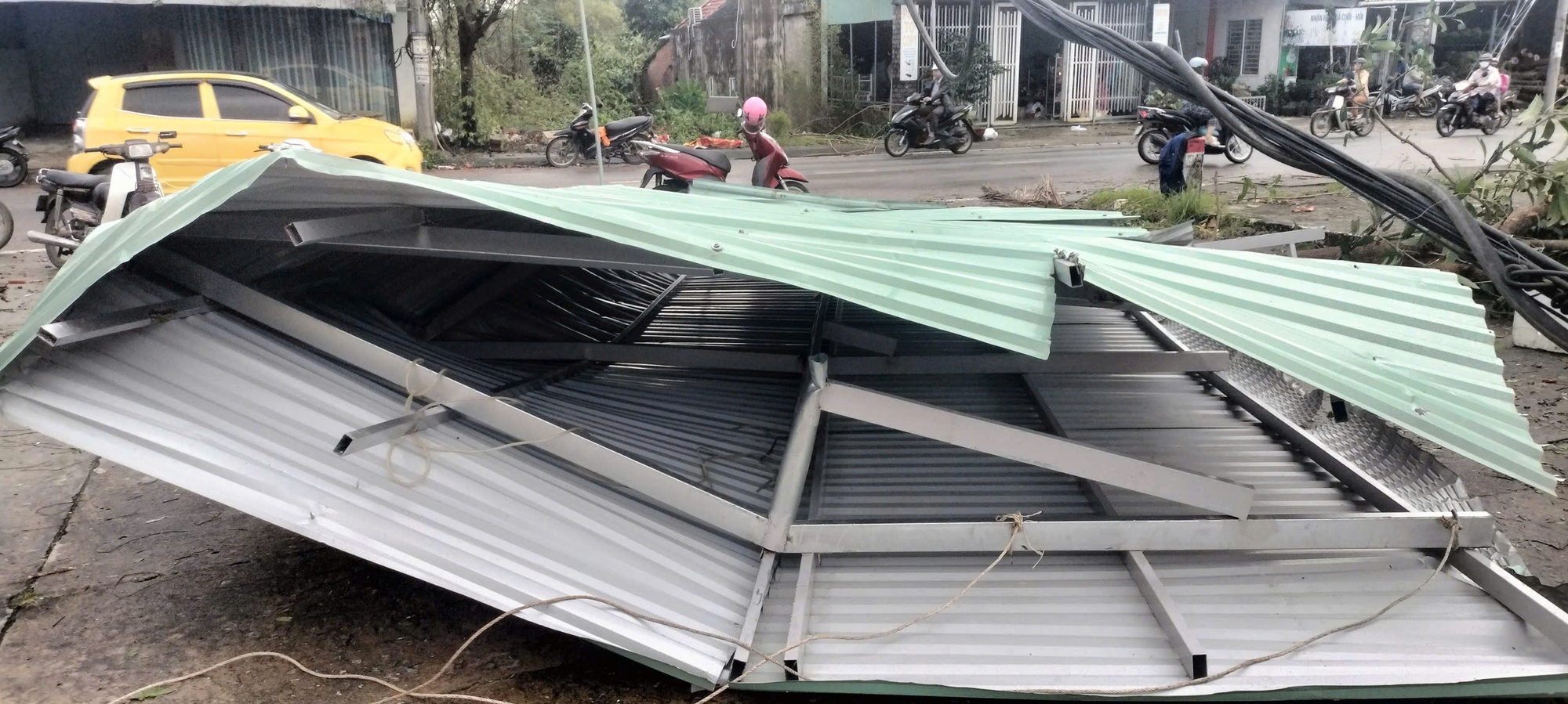Lốc xoáy ở Đà Nẵng khiến hàng chục nhà tốc mái, 4 người bị thương- Ảnh 7. Lốc xoáy ở Đà Nẵng khiến hàng chục nhà tốc mái, 4 người bị thương- Ảnh 7.