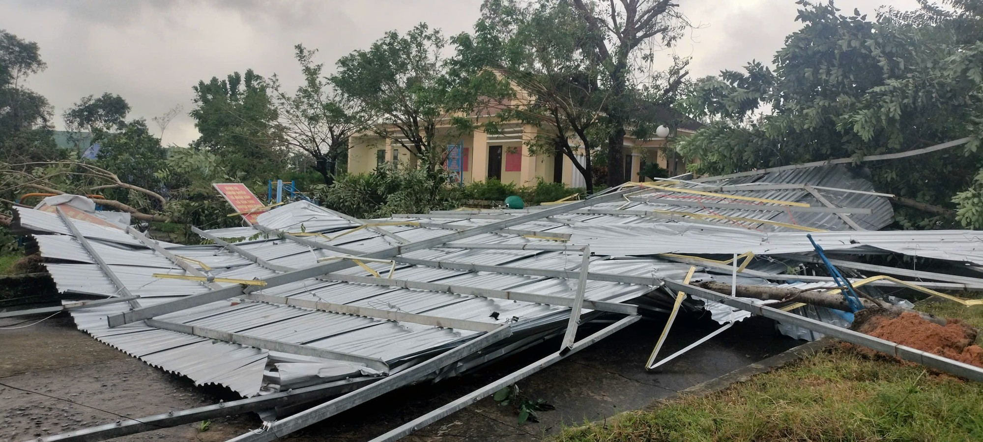 Lốc xoáy ở Đà Nẵng khiến hàng chục nhà tốc mái, 4 người bị thương- Ảnh 6. Lốc xoáy ở Đà Nẵng khiến hàng chục nhà tốc mái, 4 người bị thương- Ảnh 6.