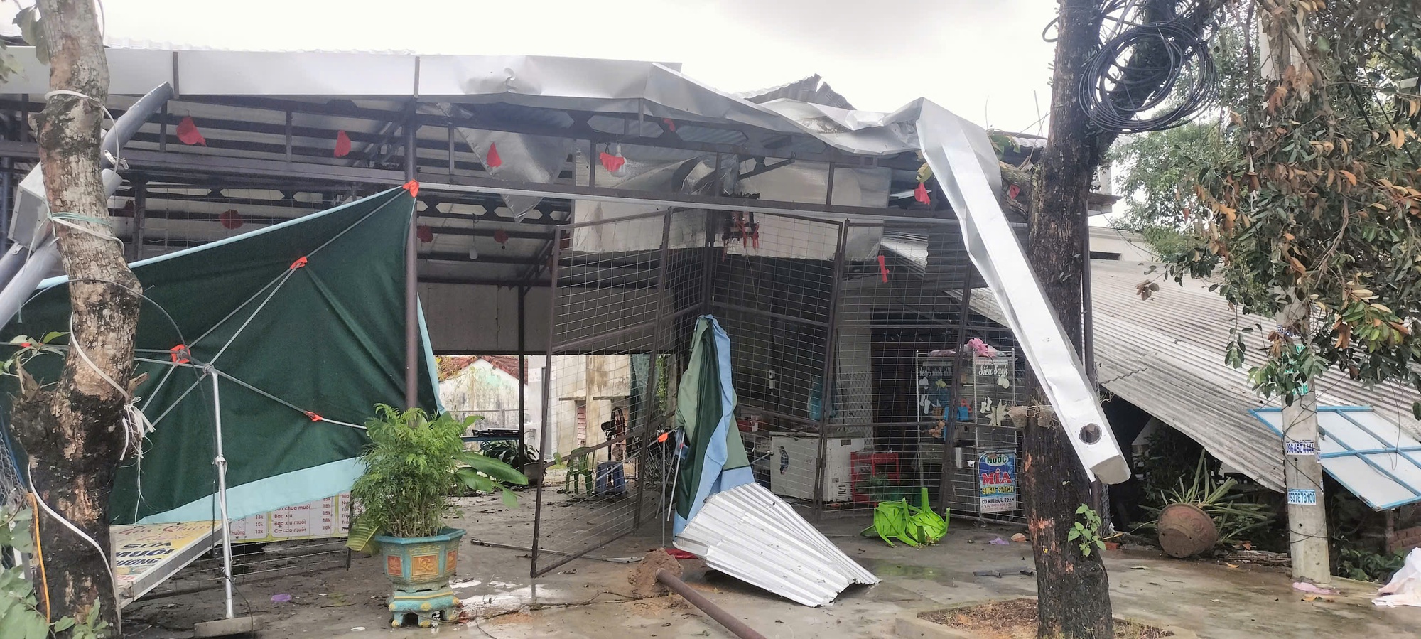 Lốc xoáy ở Đà Nẵng khiến hàng chục nhà tốc mái, 4 người bị thương- Ảnh 1. Lốc xoáy ở Đà Nẵng khiến hàng chục nhà tốc mái, 4 người bị thương- Ảnh 1.