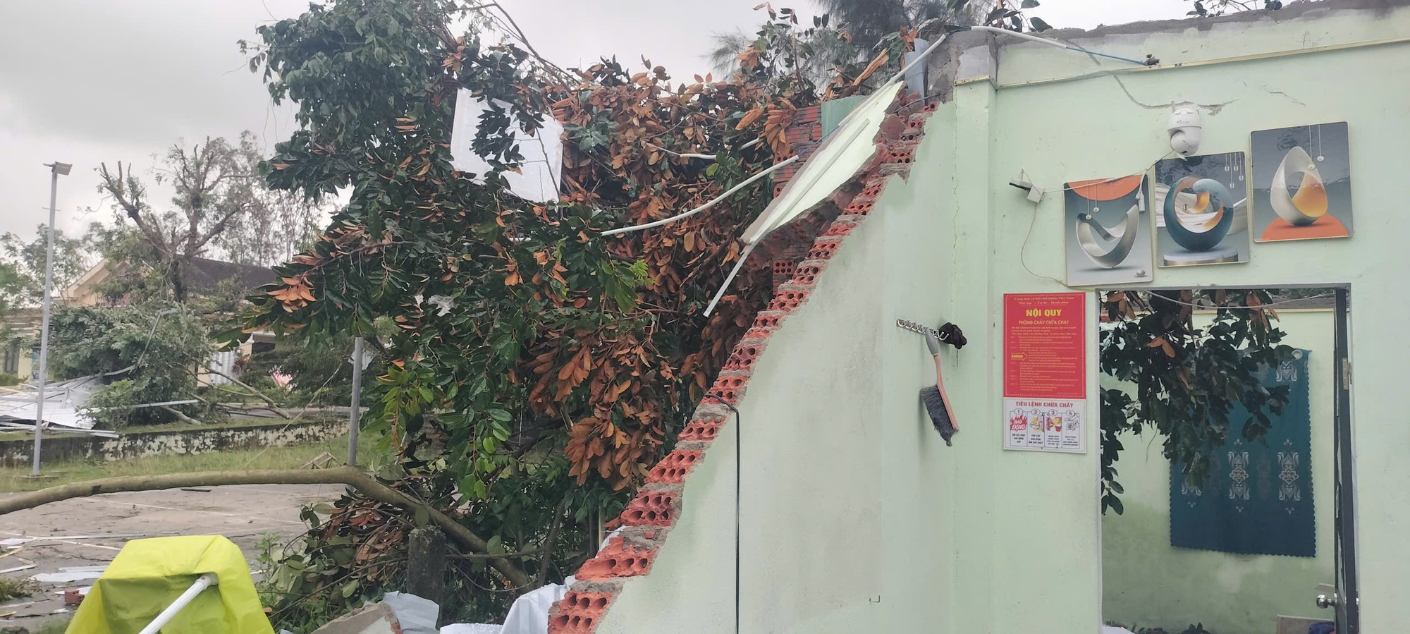 Lốc xoáy ở Đà Nẵng khiến hàng chục nhà tốc mái, 4 người bị thương- Ảnh 2. Lốc xoáy ở Đà Nẵng khiến hàng chục nhà tốc mái, 4 người bị thương- Ảnh 2.