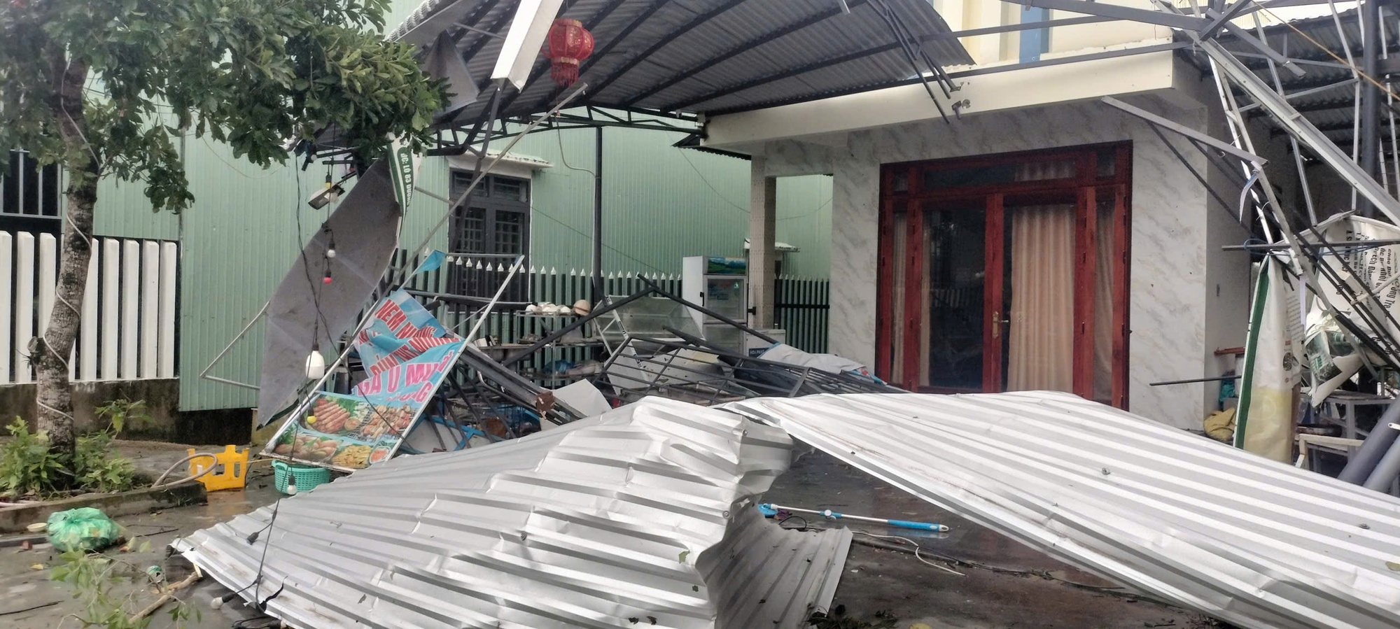 Lốc xoáy ở Đà Nẵng khiến hàng chục nhà tốc mái, 4 người bị thương- Ảnh 3. Lốc xoáy ở Đà Nẵng khiến hàng chục nhà tốc mái, 4 người bị thương- Ảnh 3.