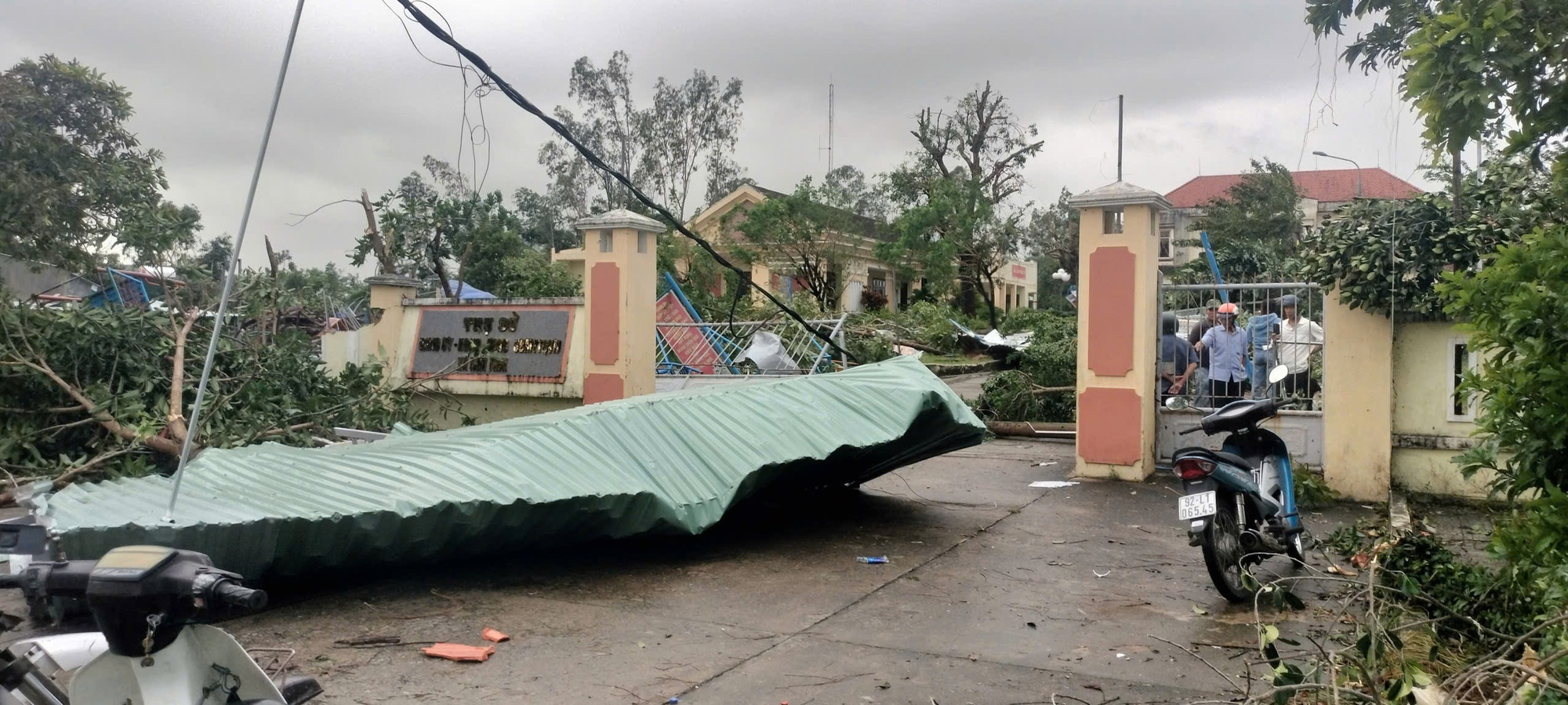 Lốc xoáy ở Đà Nẵng khiến hàng chục nhà tốc mái, 4 người bị thương- Ảnh 4. Lốc xoáy ở Đà Nẵng khiến hàng chục nhà tốc mái, 4 người bị thương- Ảnh 4.