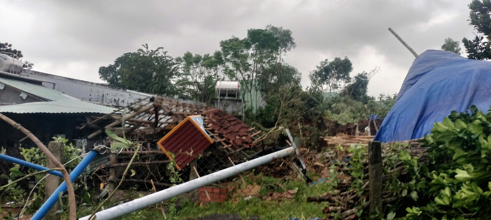 Lốc xoáy ở Đà Nẵng khiến hàng chục nhà tốc mái, 4 người bị thương- Ảnh 5. Lốc xoáy ở Đà Nẵng khiến hàng chục nhà tốc mái, 4 người bị thương- Ảnh 5.