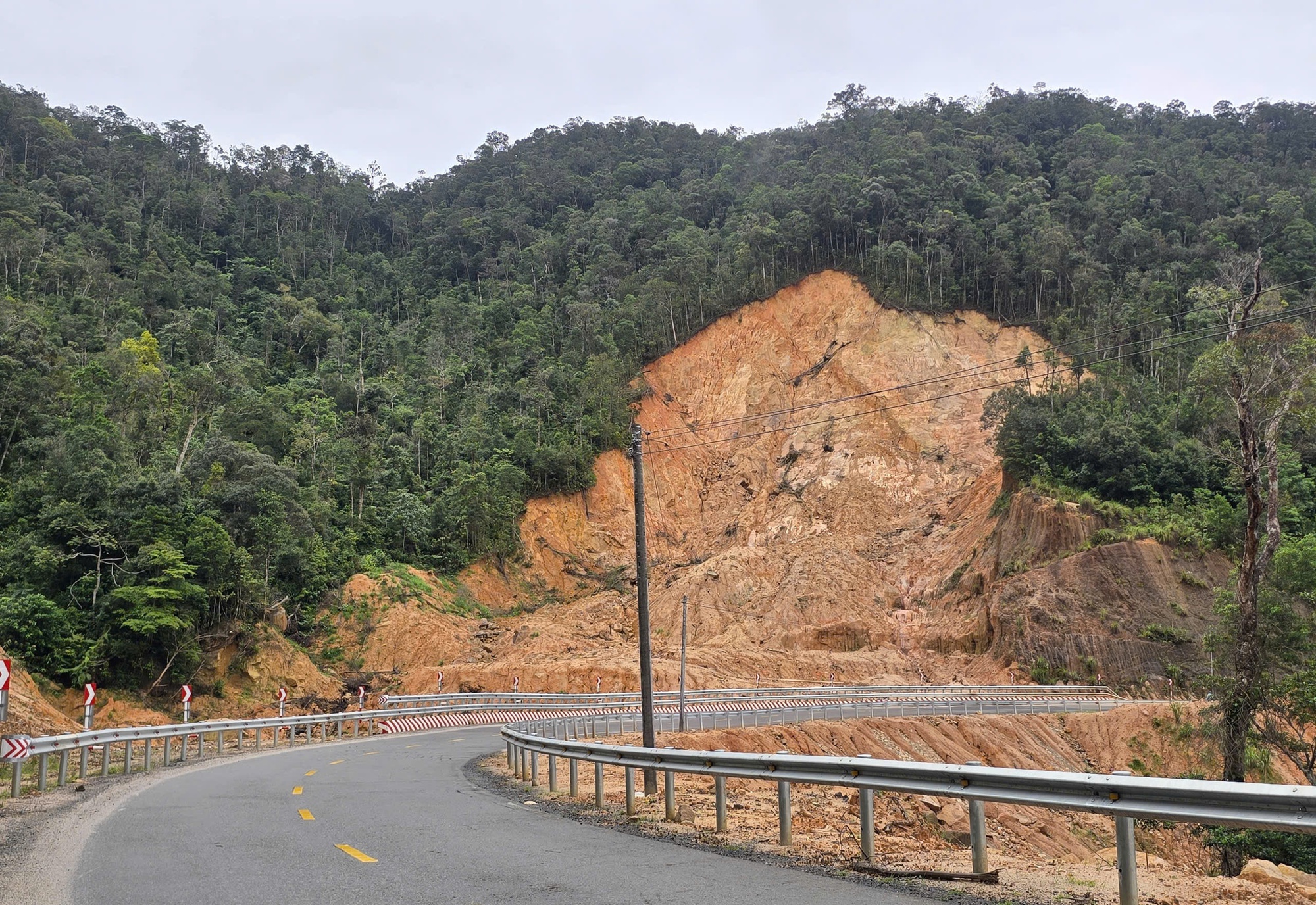 Kh&aacute;nh H&ograve;a: Sạt lở nghi&ecirc;m trọng tr&ecirc;n đ&egrave;o Kh&aacute;nh L&ecirc; v&agrave; Kh&aacute;nh Sơn, &iacute;t nhất 6 người chết- Ảnh 11.