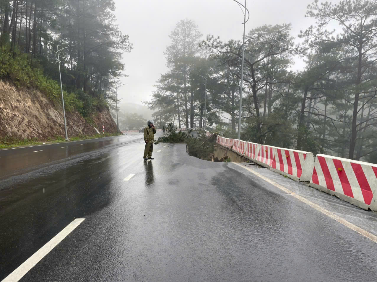 Đèo Prenn ở Đà Lạt bị "trôi" mảng đường lớn- Ảnh 2. Đèo Prenn ở Đà Lạt bị "trôi" mảng đường lớn- Ảnh 2.