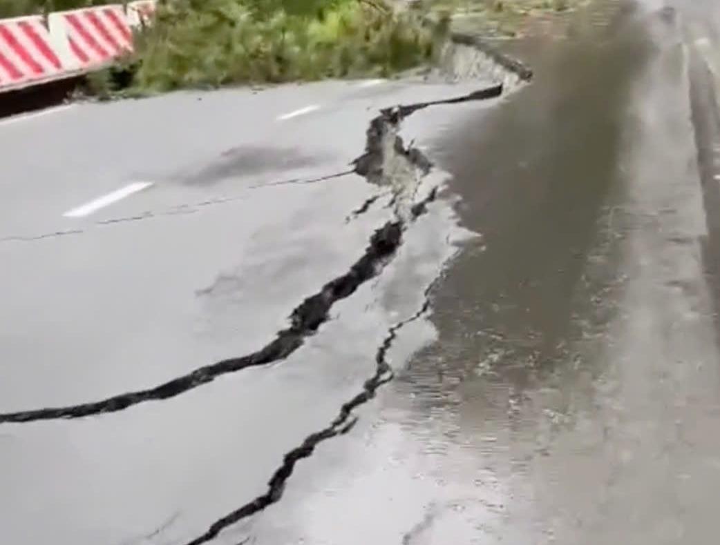 Đèo Prenn ở Đà Lạt bị "trôi" mảng đường lớn- Ảnh 1. Đèo Prenn ở Đà Lạt bị "trôi" mảng đường lớn- Ảnh 1.