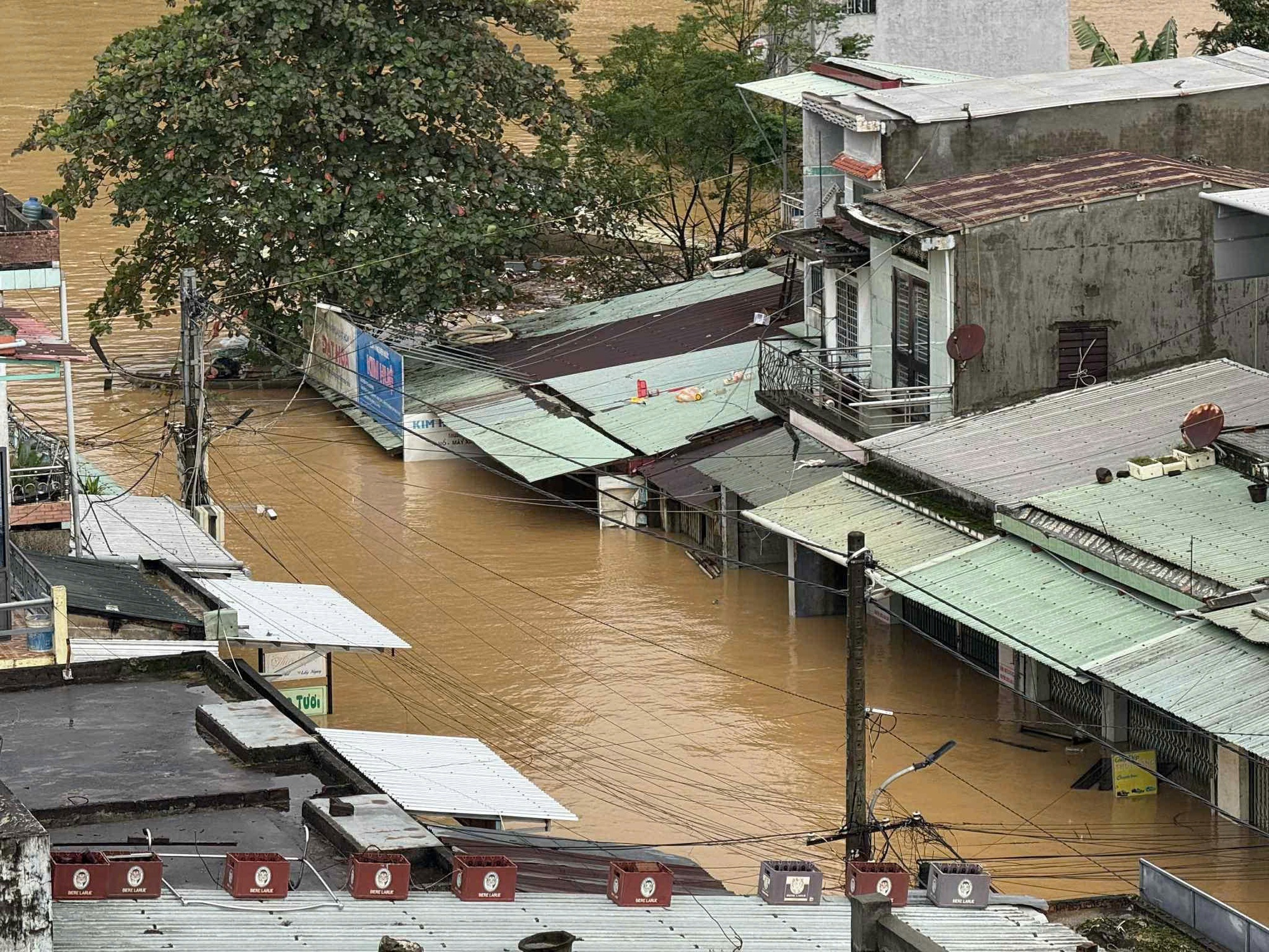 Chưa thể tiếp tục tìm 3 người mất tích, người dân ở Đà Nẵng chạy lũ "tập 5"- Ảnh 6. Chưa thể tiếp tục tìm 3 người mất tích, người dân ở Đà Nẵng chạy lũ "tập 5"- Ảnh 6.