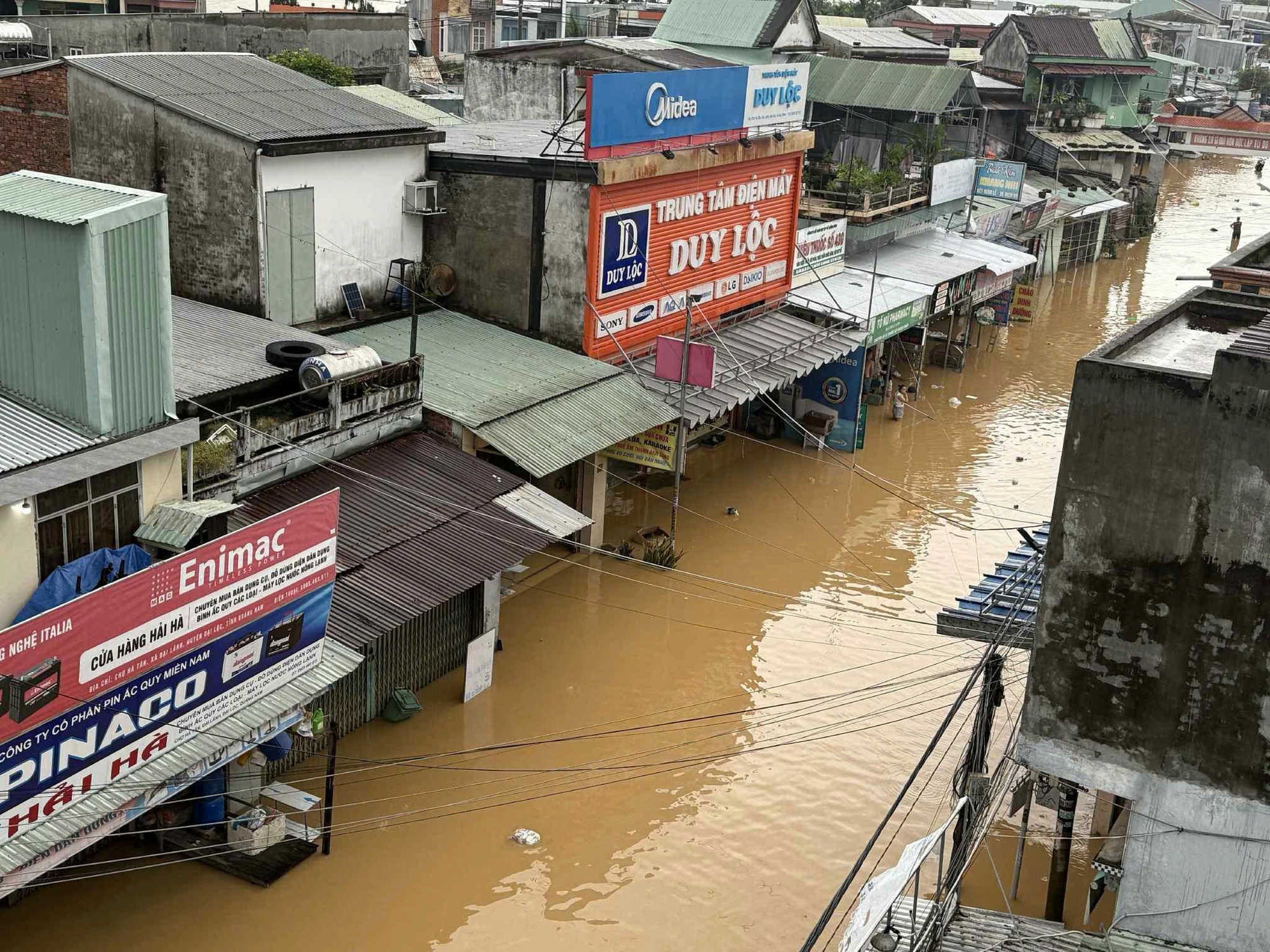 Chưa thể tiếp tục tìm 3 người mất tích, người dân ở Đà Nẵng chạy lũ "tập 5"- Ảnh 9. Chưa thể tiếp tục tìm 3 người mất tích, người dân ở Đà Nẵng chạy lũ "tập 5"- Ảnh 9.