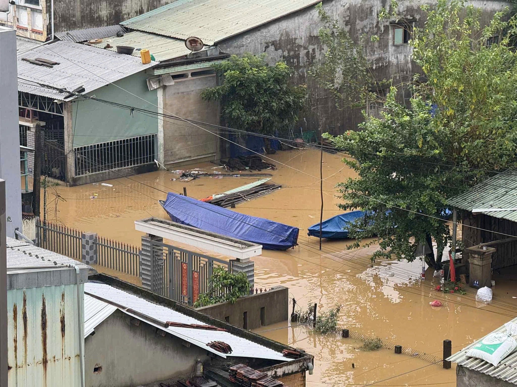 Chưa thể tiếp tục tìm 3 người mất tích, người dân ở Đà Nẵng chạy lũ "tập 5"- Ảnh 7. Chưa thể tiếp tục tìm 3 người mất tích, người dân ở Đà Nẵng chạy lũ "tập 5"- Ảnh 7.