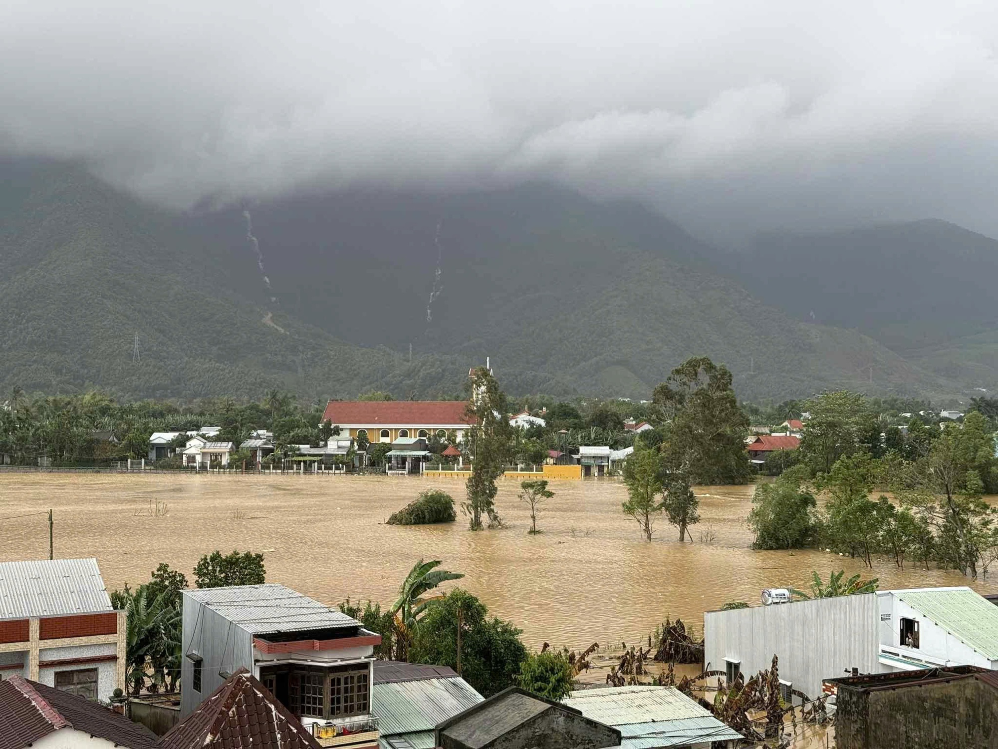Chưa thể tiếp tục tìm 3 người mất tích, người dân ở Đà Nẵng chạy lũ "tập 5"- Ảnh 8. Chưa thể tiếp tục tìm 3 người mất tích, người dân ở Đà Nẵng chạy lũ "tập 5"- Ảnh 8.