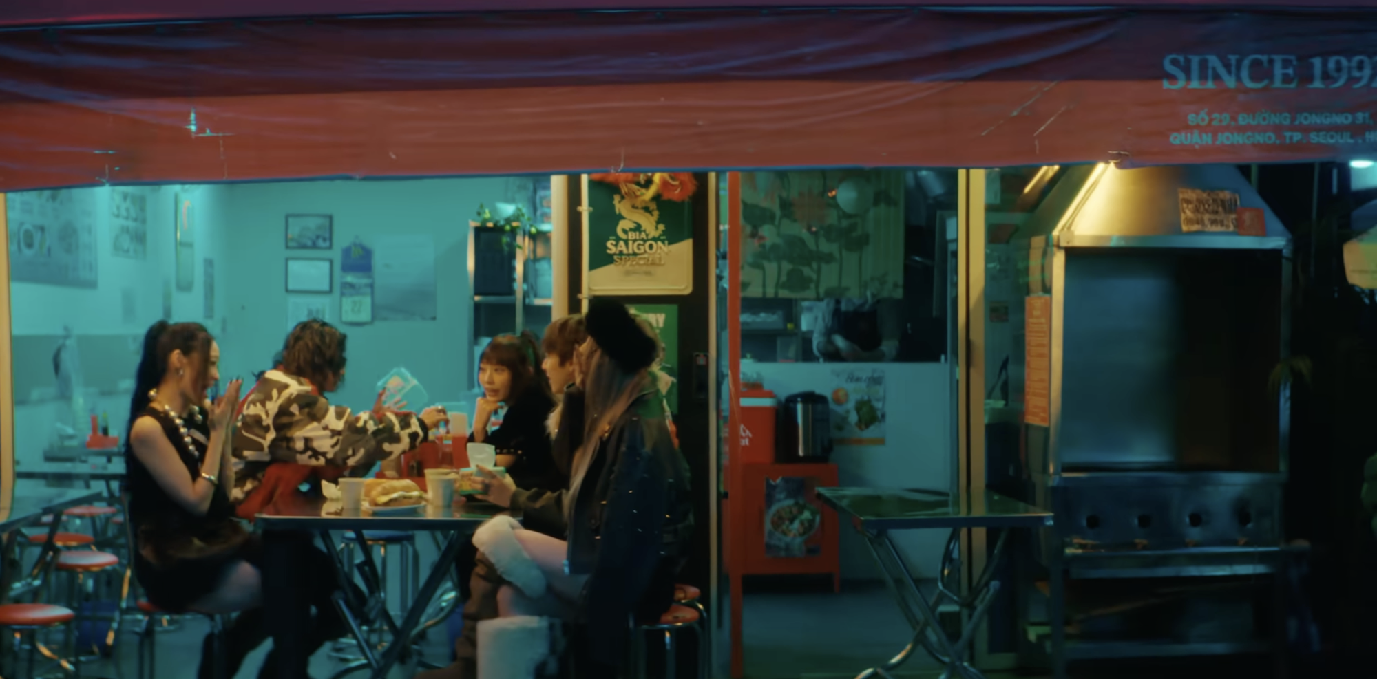 Bánh mì Việt lên MV của idol Kpop: Khung cảnh quán ăn khiến dân mạng vỗ tay rần rần- Ảnh 1.